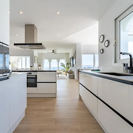 219 Frontline Luxurious Sitio de Calahonda